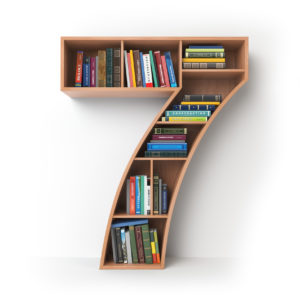 Tallet 7 lager av en bokhylle med bøker